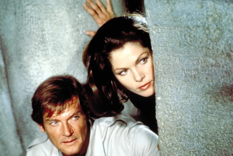 Roger Moore ja Lois Chiles filmis «Moonraker»