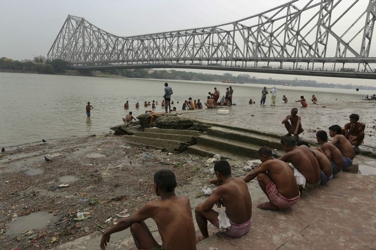 Inimesed Kolkatas Hugli jõe kaldal hambaid pesemas.