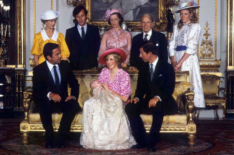 Крестины принца Уильяма. В центре на диване - Уильям на руках у матери, принцессы Дианы. Справа в белом платье - Наталия Гросвенор, одна из крестных Уильяма и прапраправнучка Пушкина.