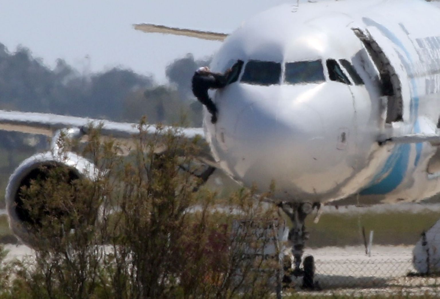 Märtsikuine intsident Küprose Larnaca lennuväljal. Teadaolevalt ronib sel pildil kokpitist välja lennuki kaaperdanud mees.