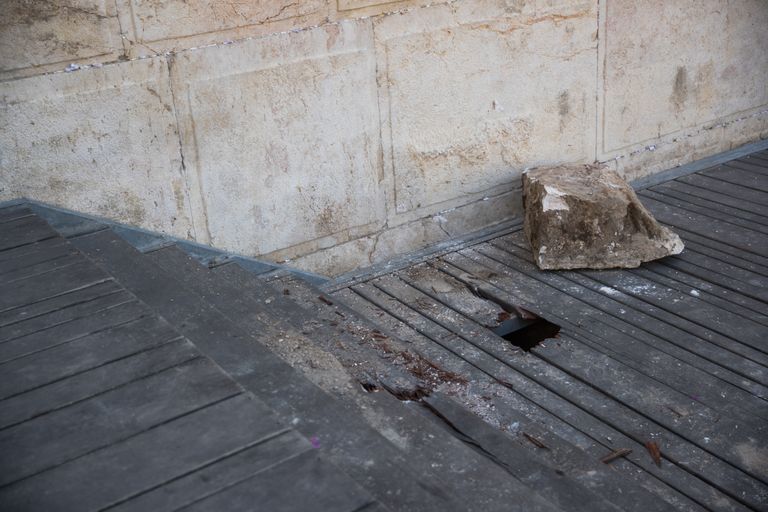 Камень, выпавший из Стены Плача в Иерусалиме