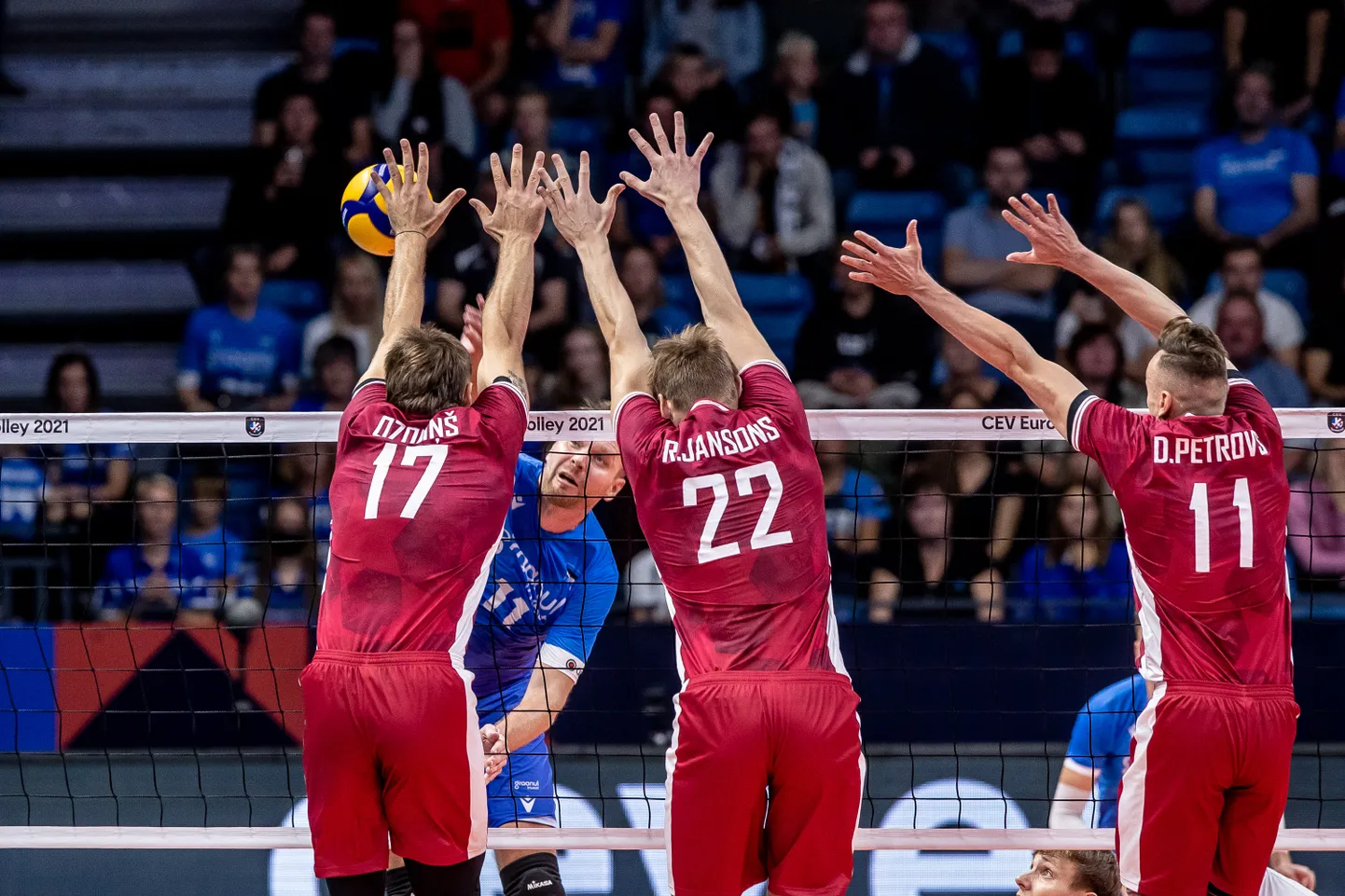 Läti võrkpallurid kohtumises Eesti vastu blokis.