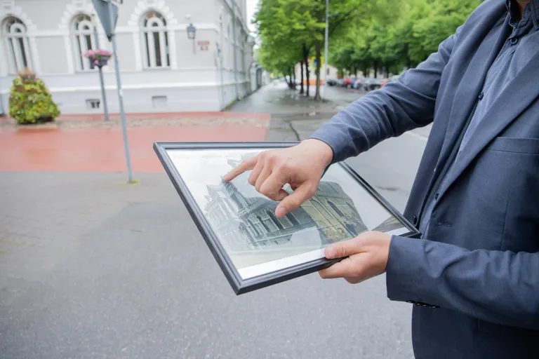 Kümmekond aastat tagasi leiti antikvariaadist postkaart, millelt on näha, et kohtuhoone on üle sajandi säilinud algupärasena.