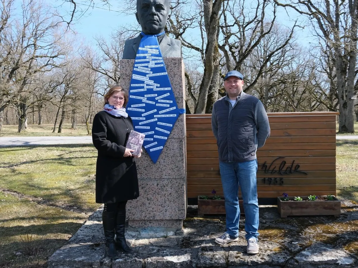Vinni vallavanem Rauno Võrno ning Eduard Vilde kirjandusauhinna võistluse korraldaja ja žürii liige Tea Järvis laureaatide tammikus Pajustis.