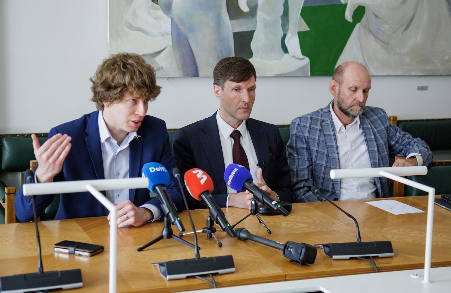 Tanel Kiik, Martin Helme ja Helir-Valdor Seeder teatasid riigikohtusse pöördumisest 17. mail korraldatud pressikonverentsil. 