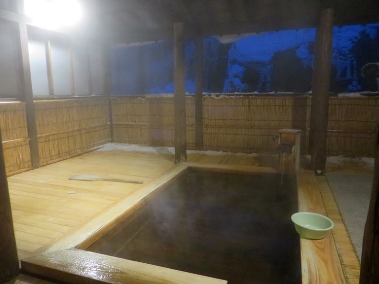 Osaliselt avatud vann samas onsenis.