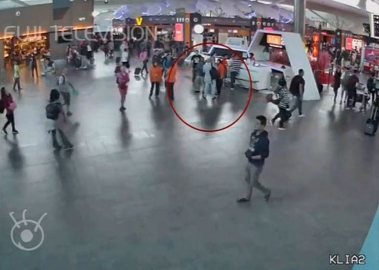 Videokaader Kuala Lumpuri lennujaamast, kus tapeti Kim Jong-nam. Punase ringi sees on väidetavalt Kim