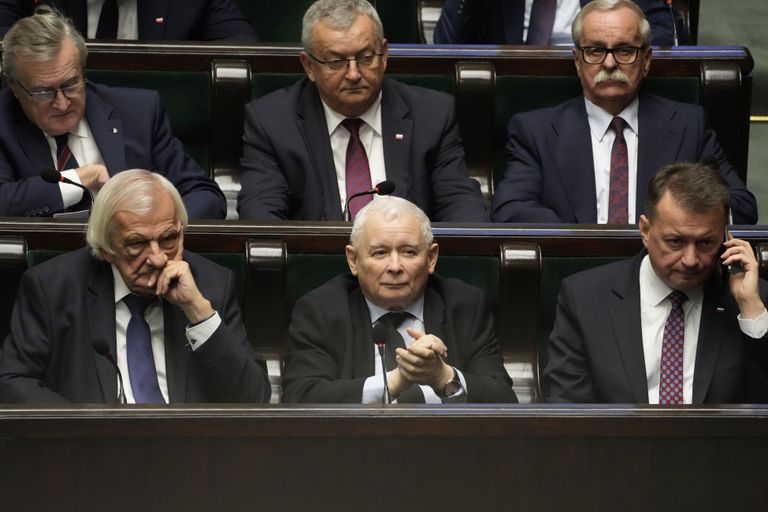 Лидер правящей консервативной партии Польши Ярослав Качиньский (в первом ряду в центре) в окружении коллег присутствует на первой сессии обновленной нижней палаты парламента страны, Варшава, Польша, 13 ноября 2023 года.