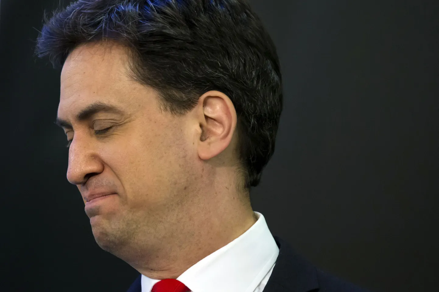 Tööerakonna juht Ed Miliband valmistub pärast esialgsete tulemuste nägemist kõnet pidama.