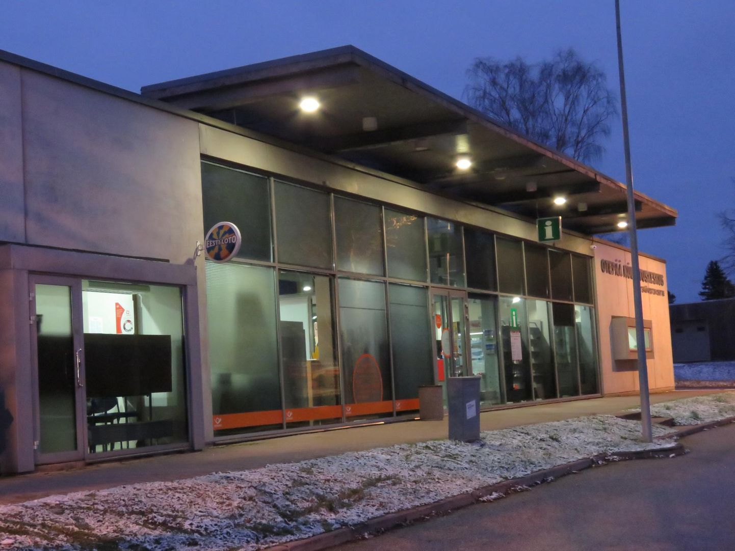 17. novembri hilisõhtul sai häirekeskus teate, et Otepääl Valga maanteel on sisse murtud bussijaama ooteruumi.