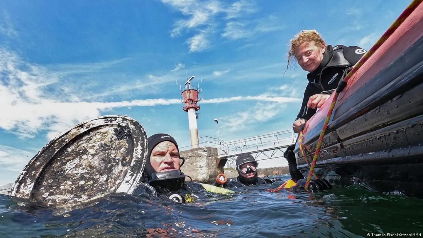 Водолазы над местом подводных археологических раскопок.