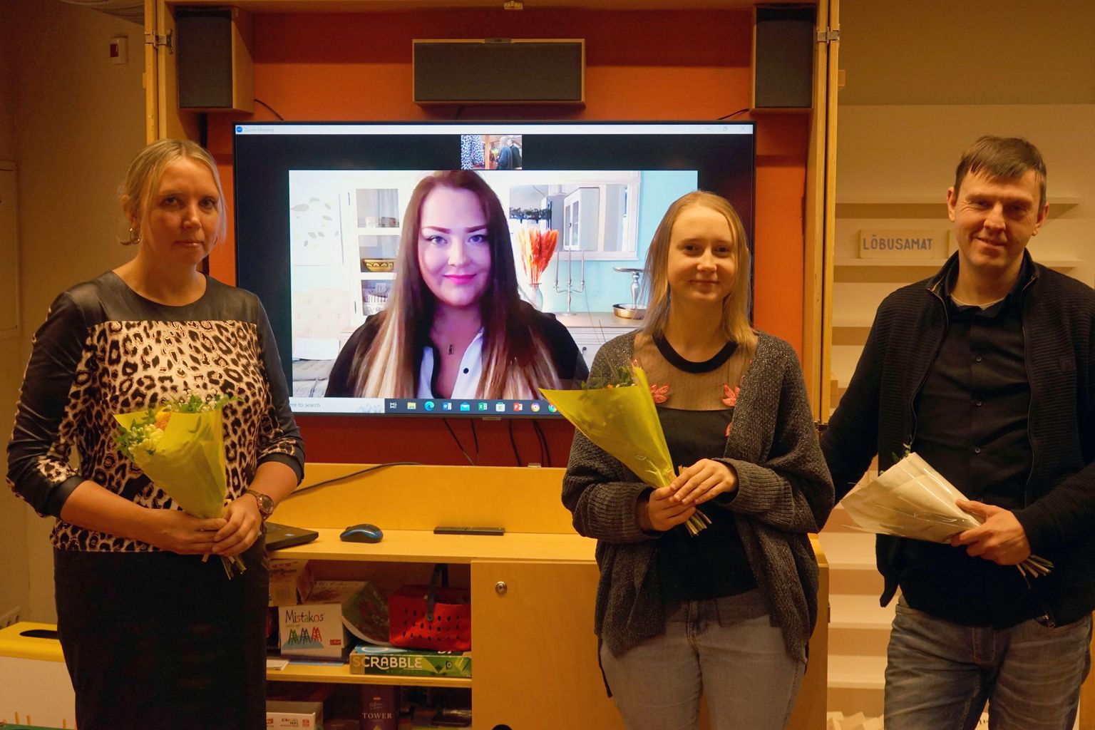 Noorteromaani konkursi võitjad (vasakult): Liina Vagula, Kristi Piiper (ekraanil), Kaia Raudsepp ja Marek Liinev.