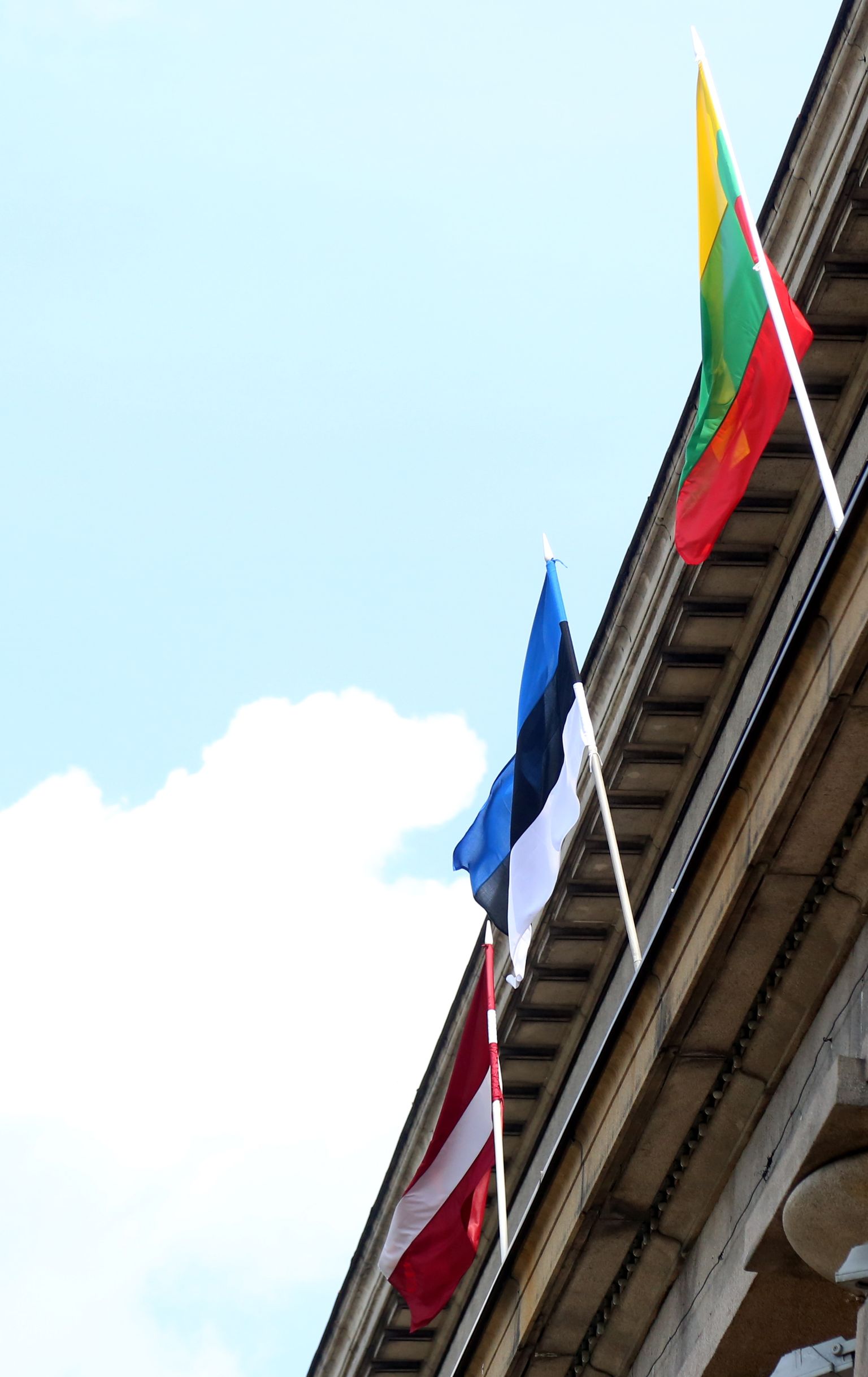 Baltijas valstu karogi pie Ministru kabineta par godu Baltijas ceļa 30. gadskārtai.