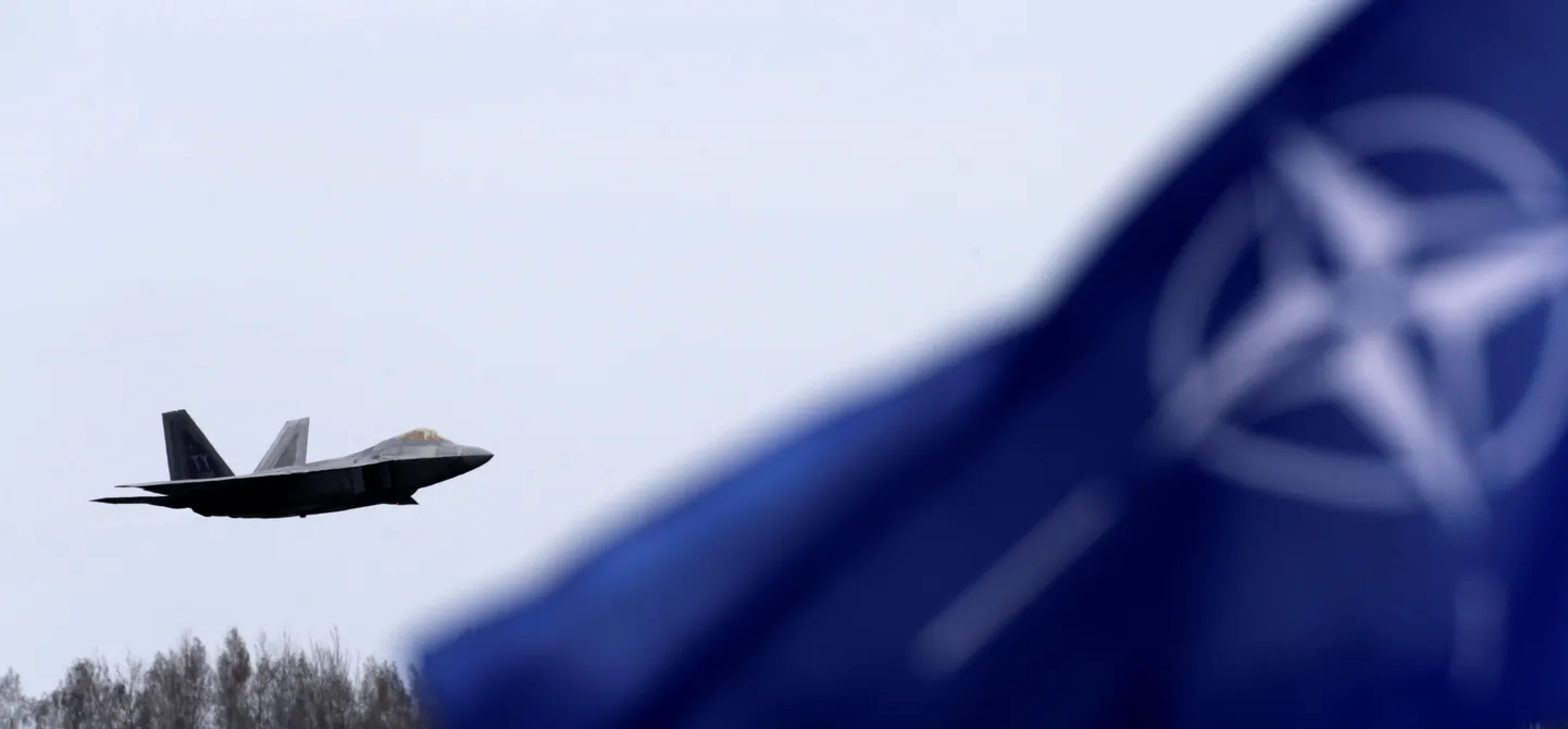 NATO lipp Leedus Šiauliai õhubaasi juures lehvimas.
