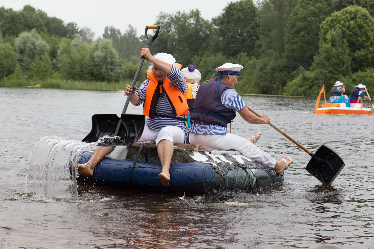 Abja suvepäevade paadiralli Abja paisjärvel. Pildil Abja Merememmed koosseisus: Karmen Kovaljova, Evi Liivak ja Raja Roon.