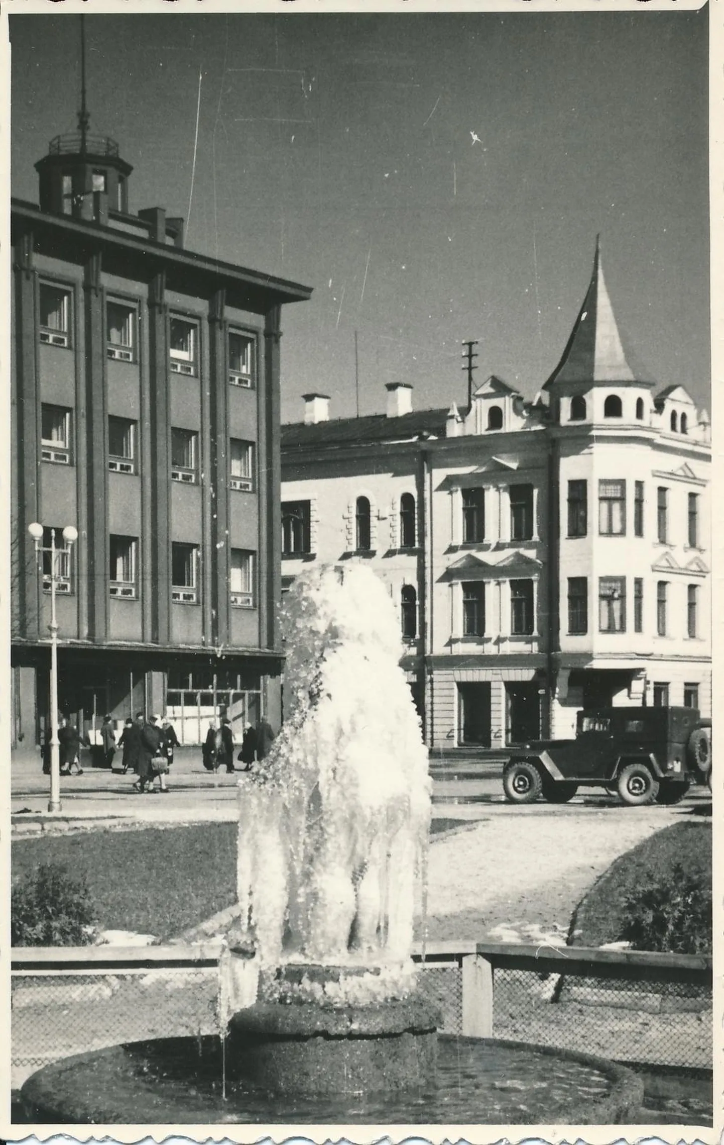Foto 1960. aastatest, kui ühe külma öö järel oli purskkaevu skulptuur hommikuks jää all peidus.
