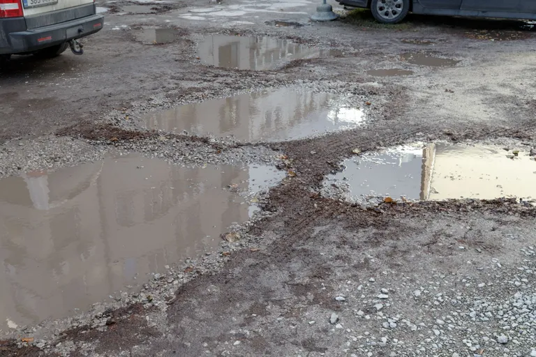 Tatari 8 parkla on löökauke täis nagu Šveitsi juust