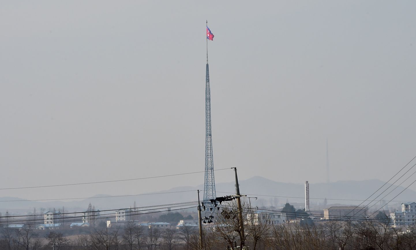 Põhja-Korea lipp Gijeongdongi propagandaküla kohal.