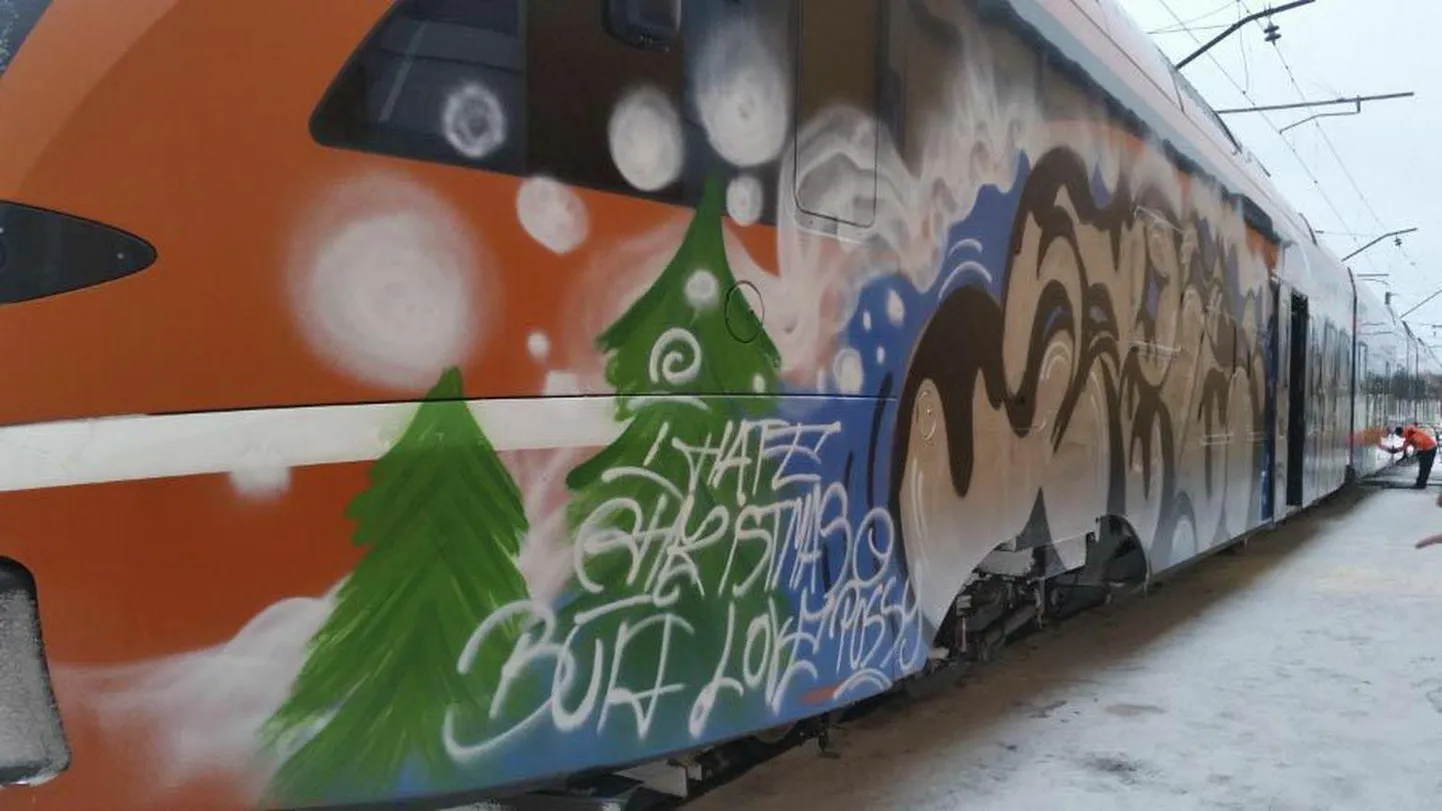 Selline nägi välja rong, mis kaeti grafitiga Viljandi raudteejaamas 2016. aasta lõpul.