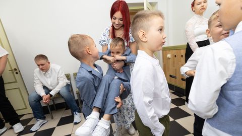 FOTOD ⟩ Simunas alustas kooliteed kuus pöialpoissi ja lumivalgeke