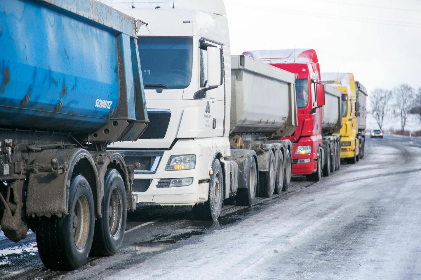 По состоянию на полдень среды на погранпереходе в Нарве ожидают пересечения границы 198 грузовиков, а пересечение границы затягивается на 45 часов.
