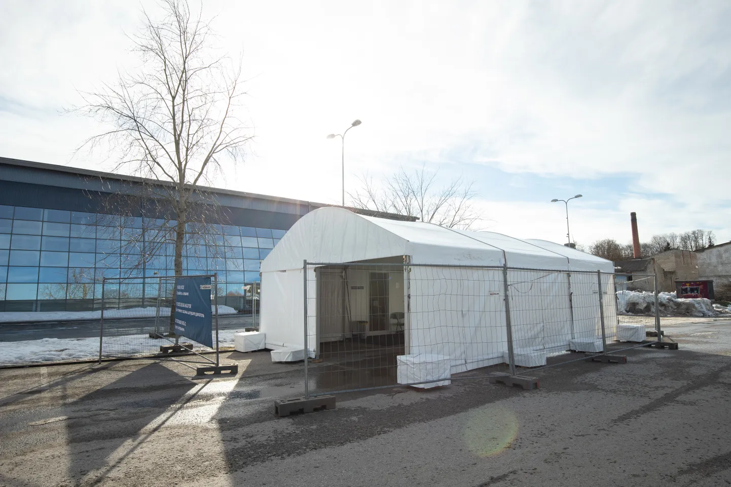 Covid-19 testimiseks on Rakvere spordihalli parklas avatud täiendav telk.