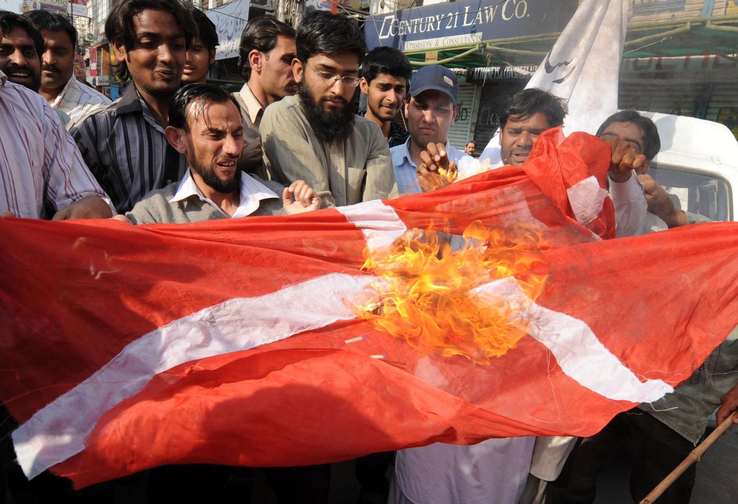 Pakistanlased põletamas prohvet Muhamedi rüvetamise eest Taani lippu.