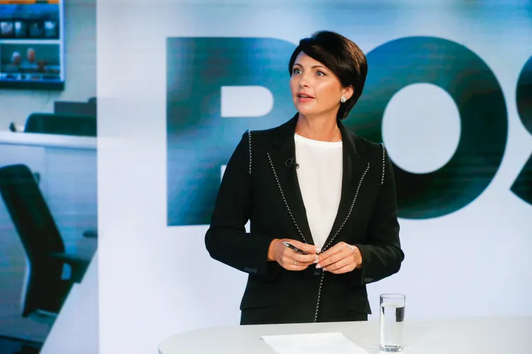 Студия Postimees: придется ли Эстонии принимать потоки мигрантов? / Одежда ведущей: Tallinna Kaubamaja / Pinko