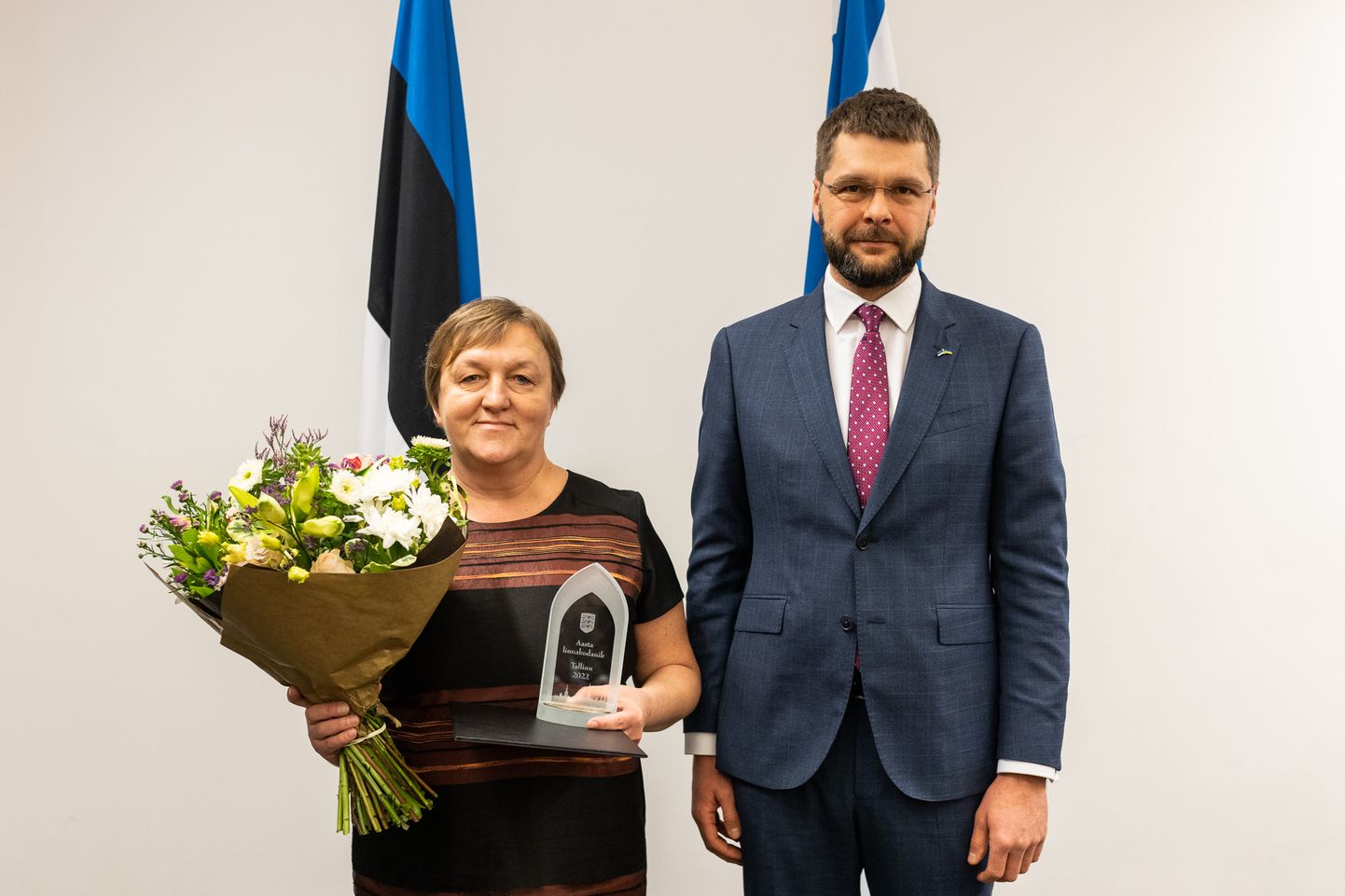 Natalja Mjalitsina ja volikogu esimees Jevgeni Ossinovski tänasel linnavolikogu istungil, kus tunnustus laureaadile üle anti.