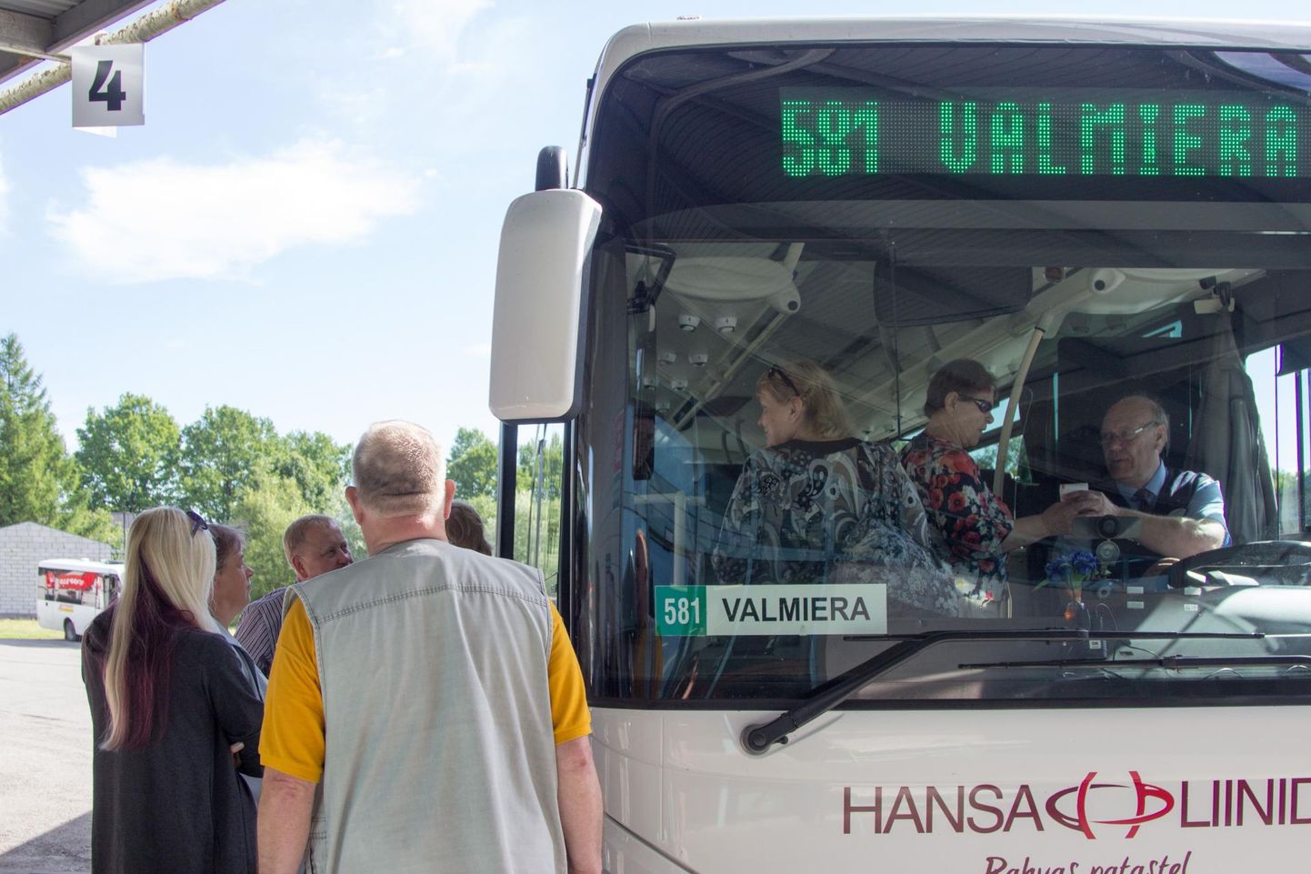 Aktsiaseltsi Hansa Bussiliinid siinse regiooni juhataja Madis Lepa prognoosi kohaselt kaotab Viljandi tasuta ühistranspordi tõttu bussiliine ka Tartu ja Tallinna suunal.