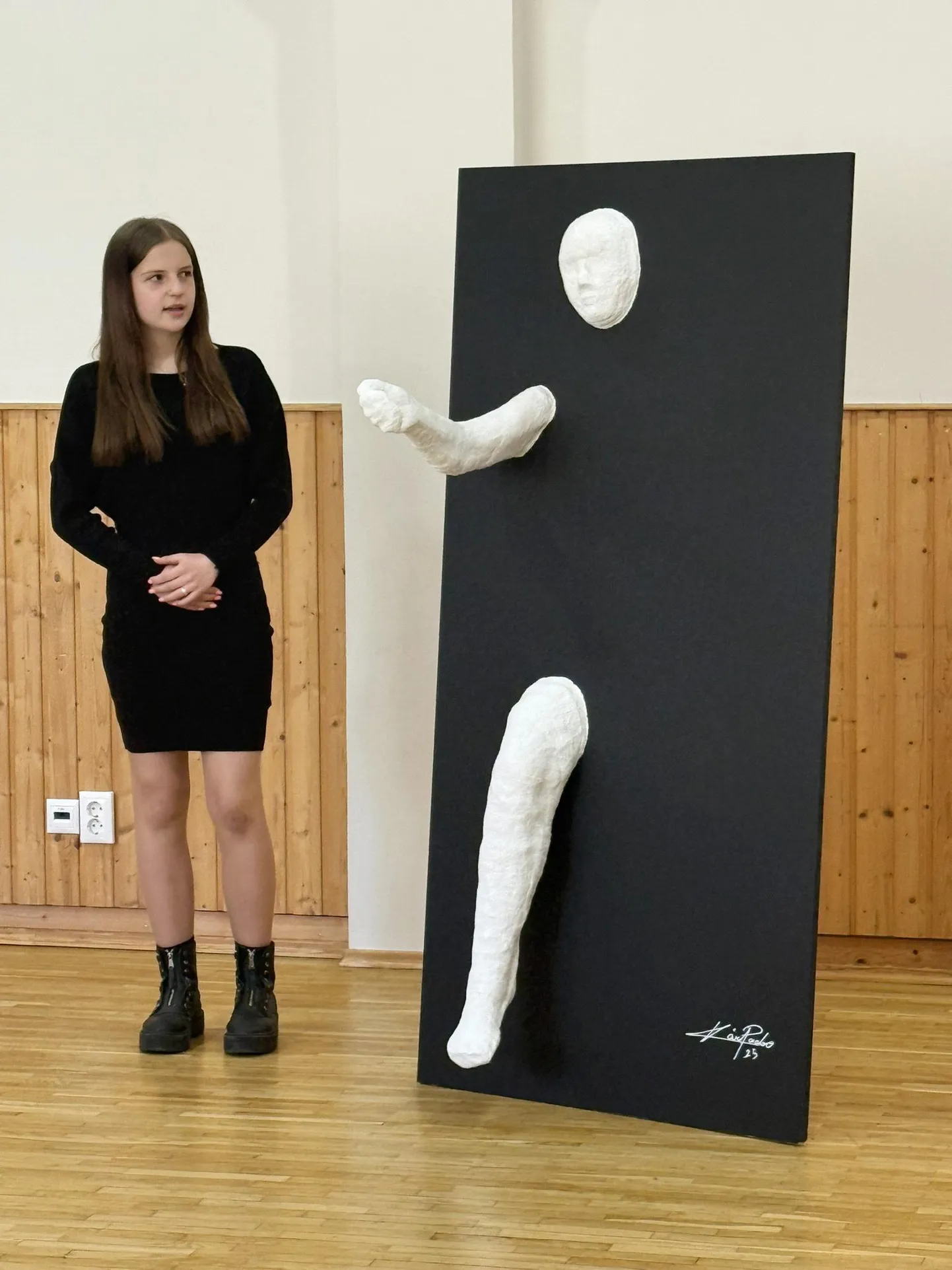Kärt Paabo ütleb oma installatsiooni kaudu, et kunst on aidanud tal ühiskonna peale surutavatest raamidest välja astuda ja olla tema ise.