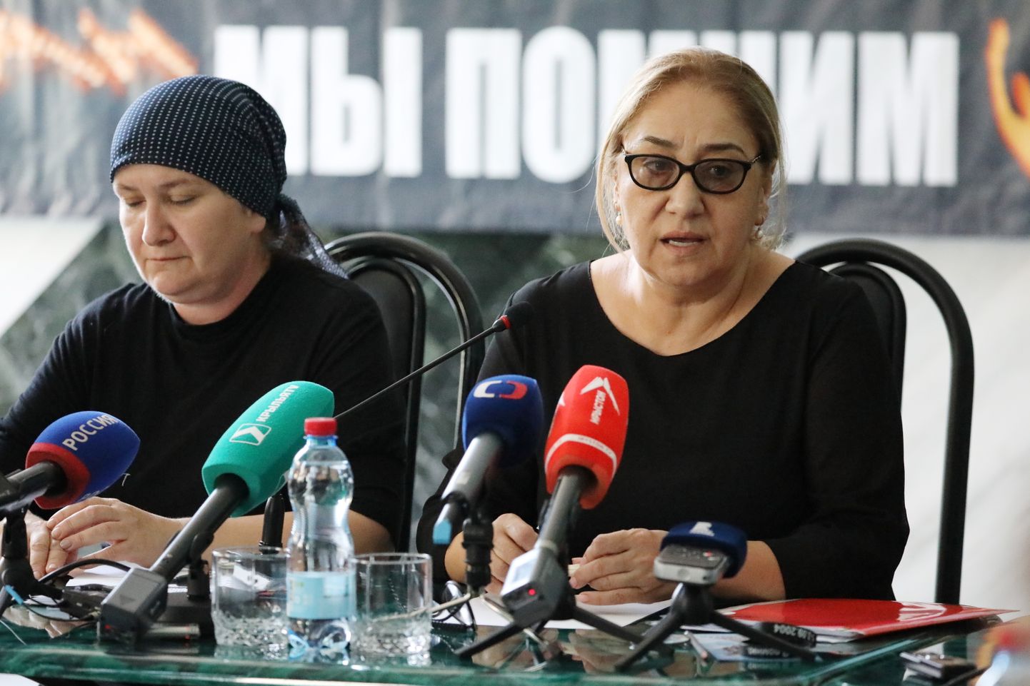 Ühenduse Beslani emade komitee liikmed pühapäeval 15 aastat tagasi alanud ja kaks päeva hiljem 334 inimese surmaga lõppenud pantvangikriisi teemal pressikonverentsi andmas.