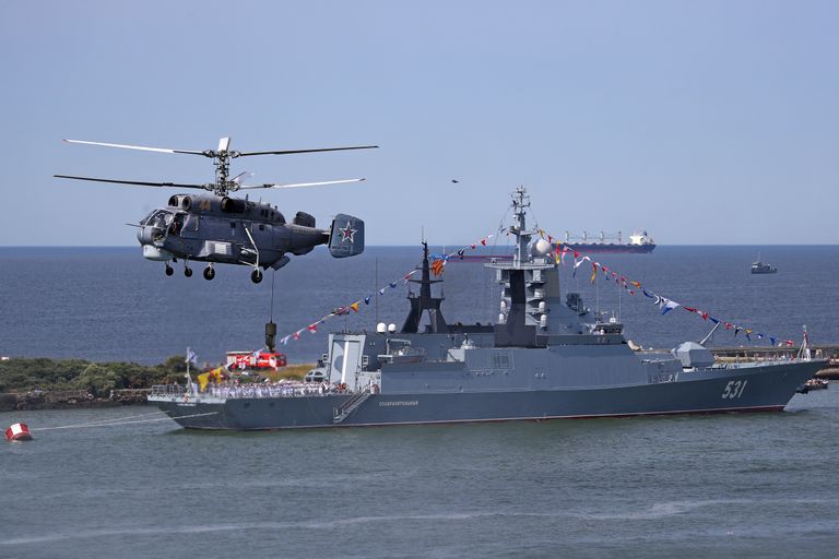 Kamov Ka-27 helikopter ja raketilaev Aisberg Venemaal Kaliningradi oblastis Baltiiskis.