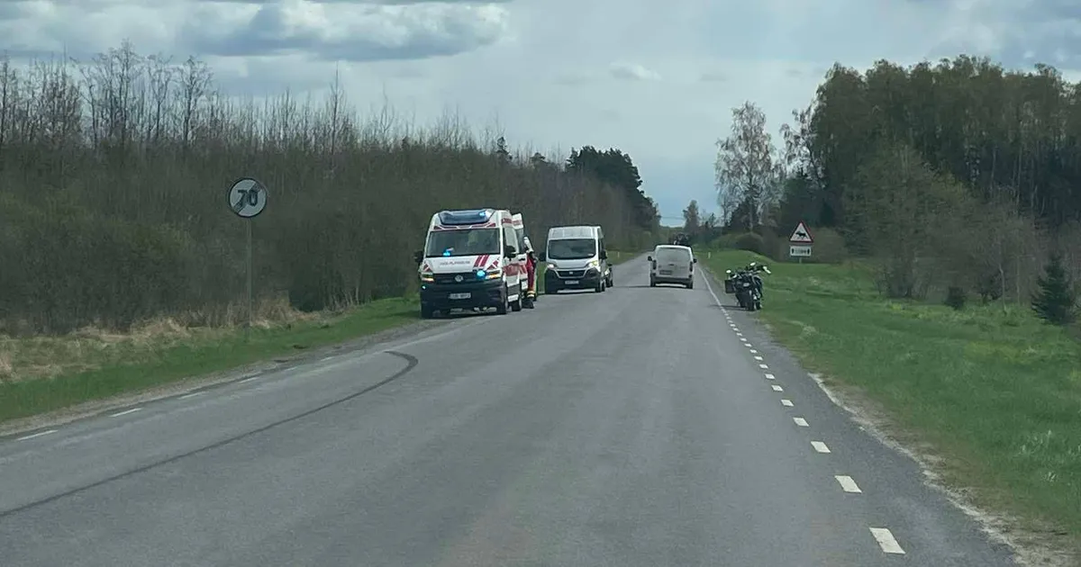 Juht kaotas mootorratta üle kontrolli ja sõitis teelt välja