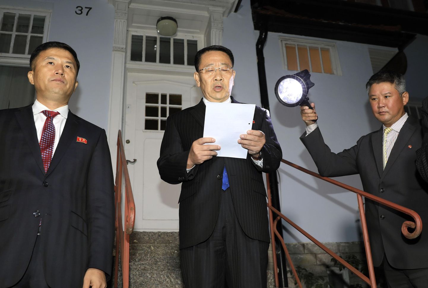Põhja-Korea pealäbirääkija Kim Miyong-gil lugemas 5. oktoobril avaldust Stockholmis asuva Põhja-Korea saatkonna ees pärast USA-ga peetud kõnelusi.