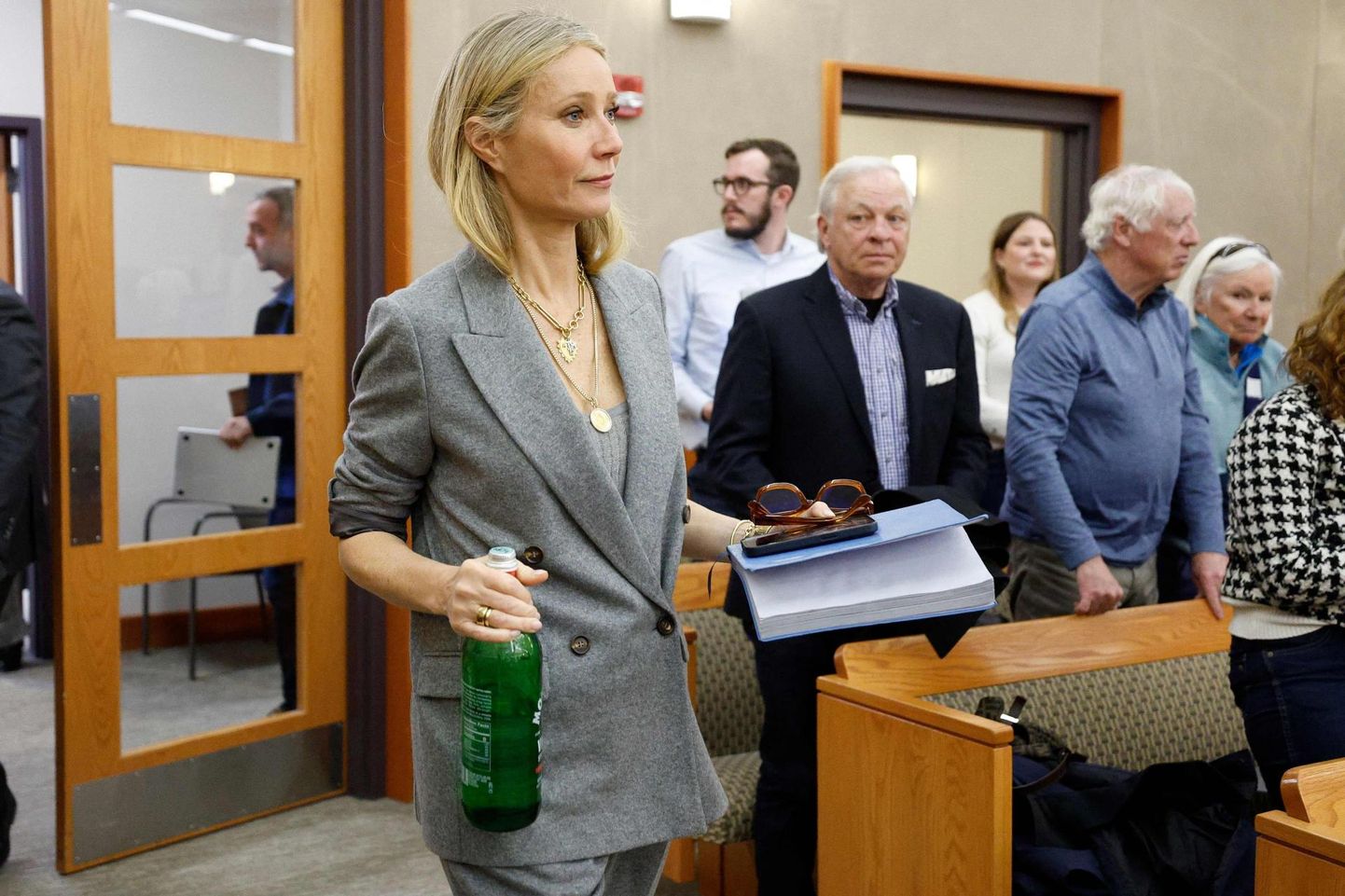 Näitleja Gwy­neth Paltrow sisenemas kohtusaali lohvakas kašmiirist pükskostüümis, mis ei paista millegi erilisega silma.