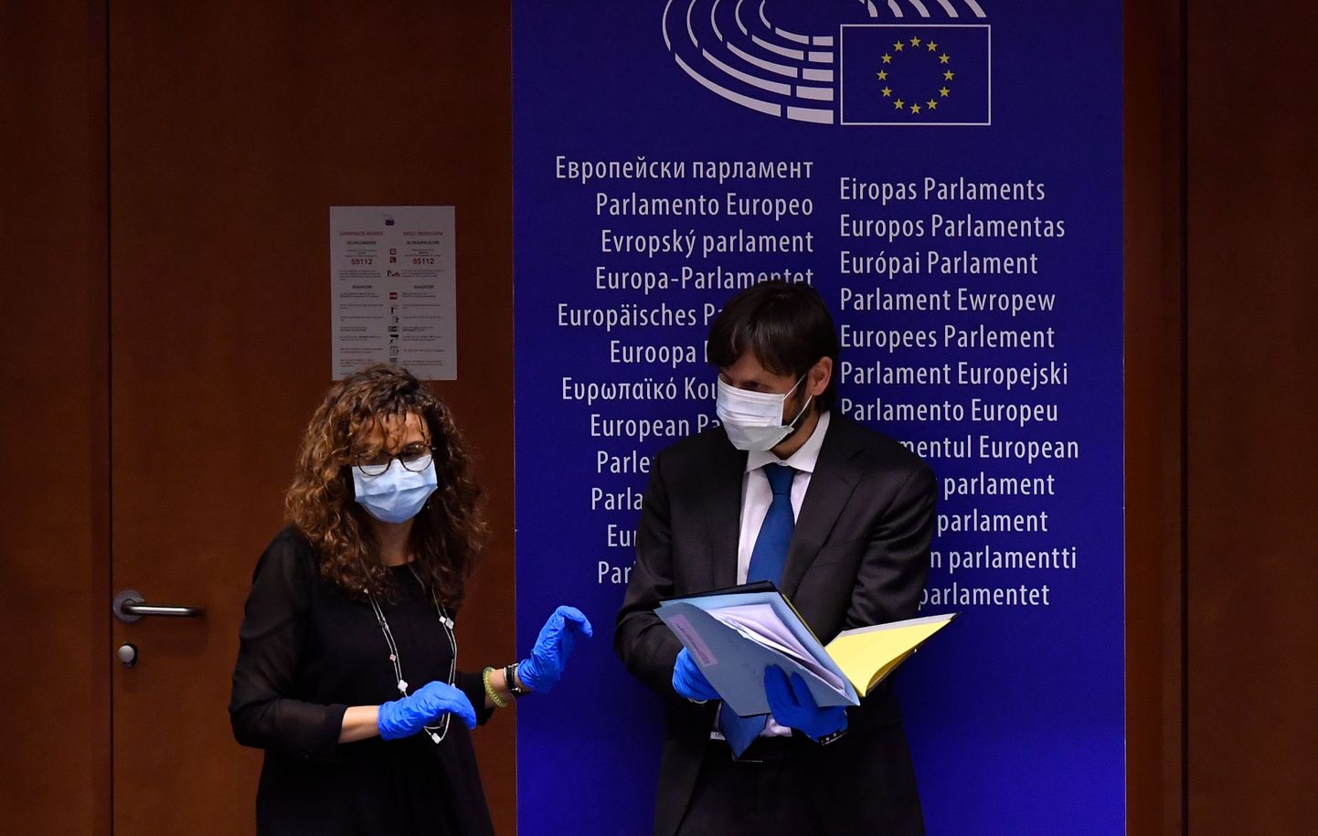Maskides eurosaadikud aprillikuisel plenaaristungil Brüsselis.
