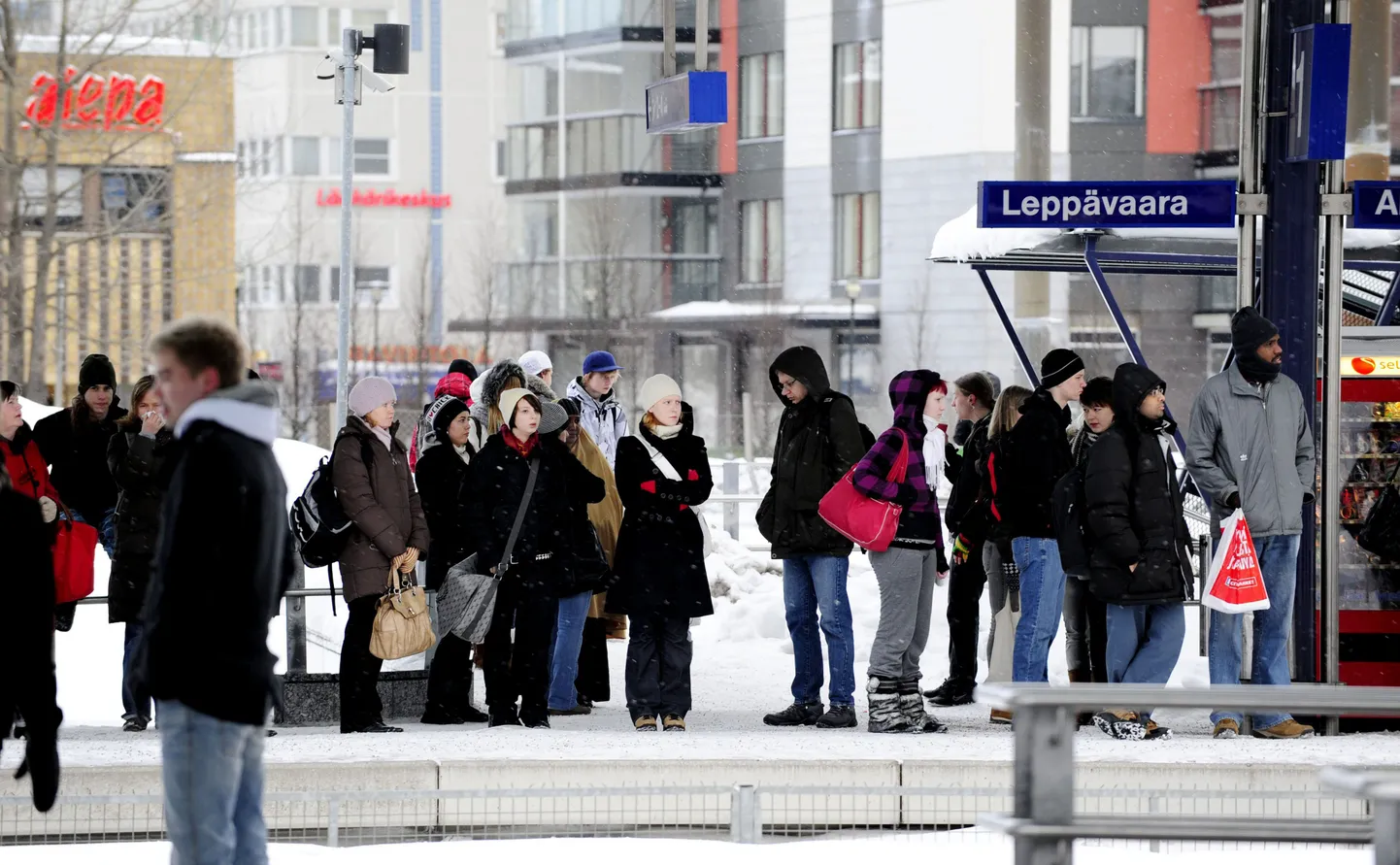 Inimesed ootavad bussipeatuses Eespoos.