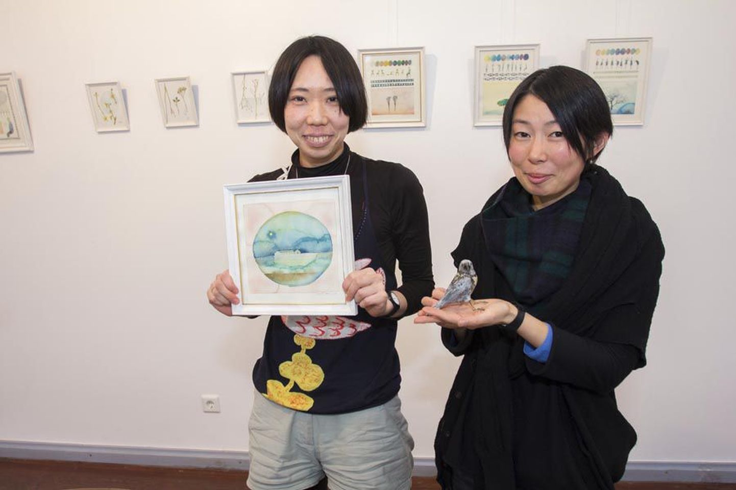Yumeno Goma oma akvarelliga ja Nao Oshima linnuga, mis eemalt vaadates tundub päris ehtne.