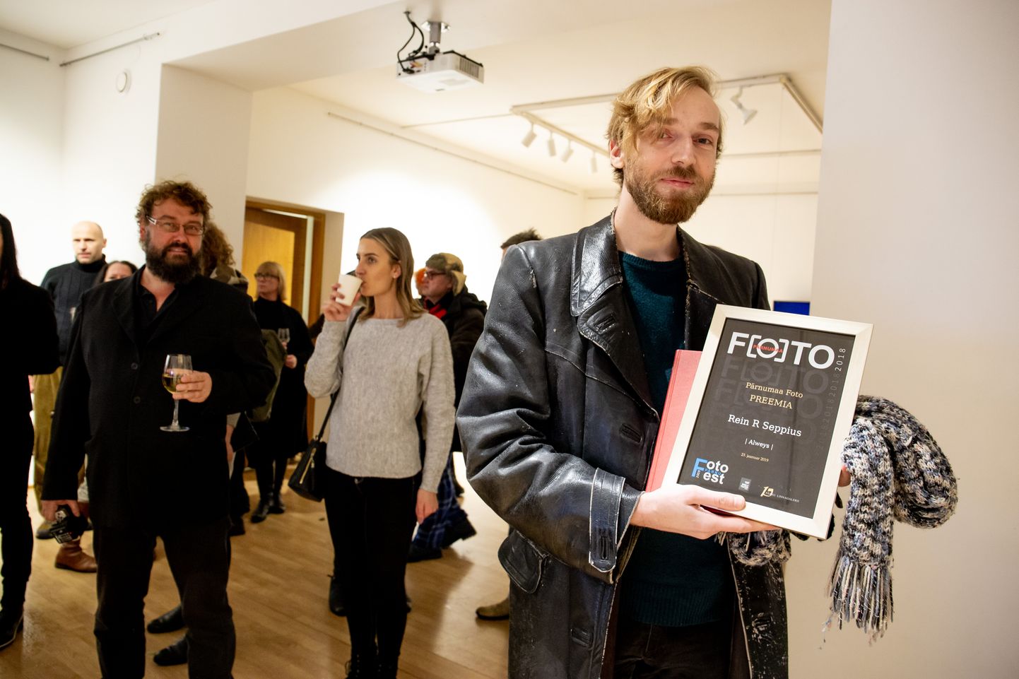Galeriides avatakse Pärnu fotofesti näitused. Fotol eelmise aasta avaralli.