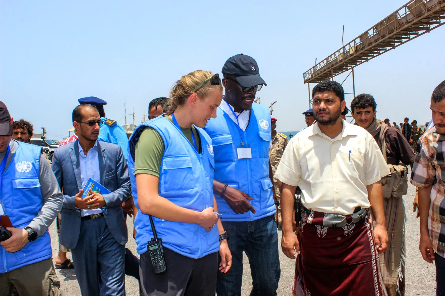 ÜRO vaatlusmissiooni liikmed kohtumas laupäeval kohalike ametnikega Saleefi sadamas Jeemeni Punase mere rannikul.