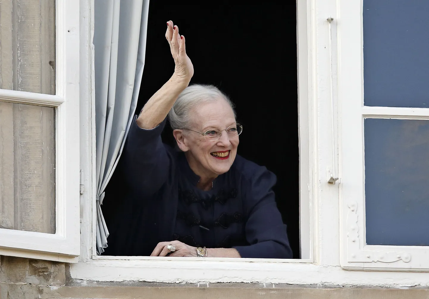 Taani kuninganna Margrethe II lehvitamas 16. aprillil 2015 Fredensborgi lossi aknast