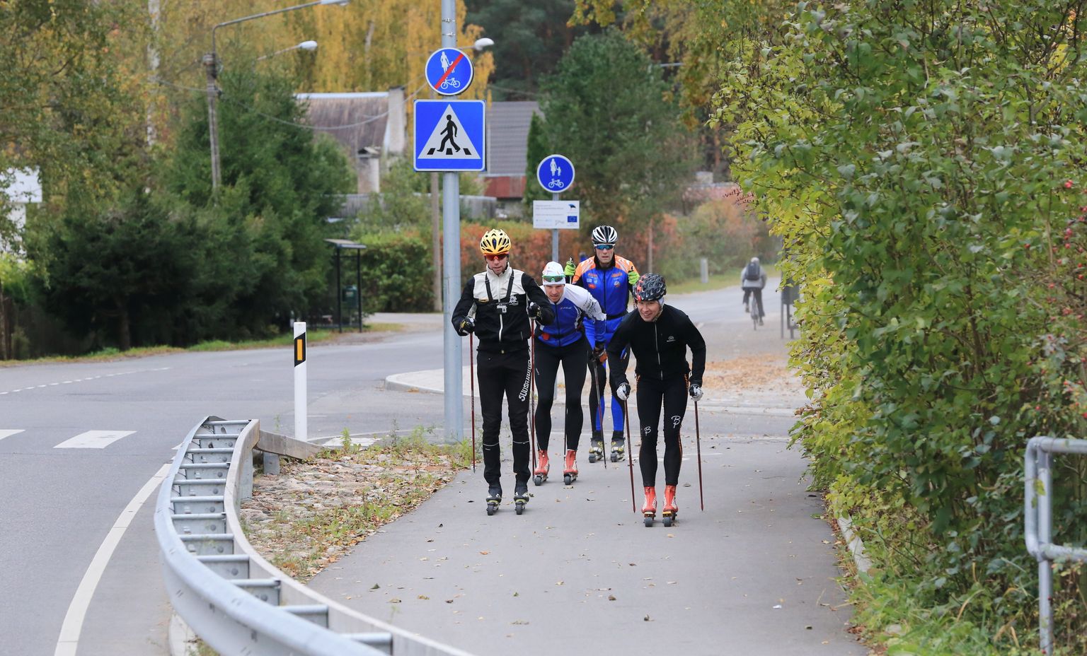Pühapäeval võib Tartu erinevatel kergliiklusteedel näha rullsuusatajaid ja rattureid, kes sõidavad üheskoos ümber Tartu linna.