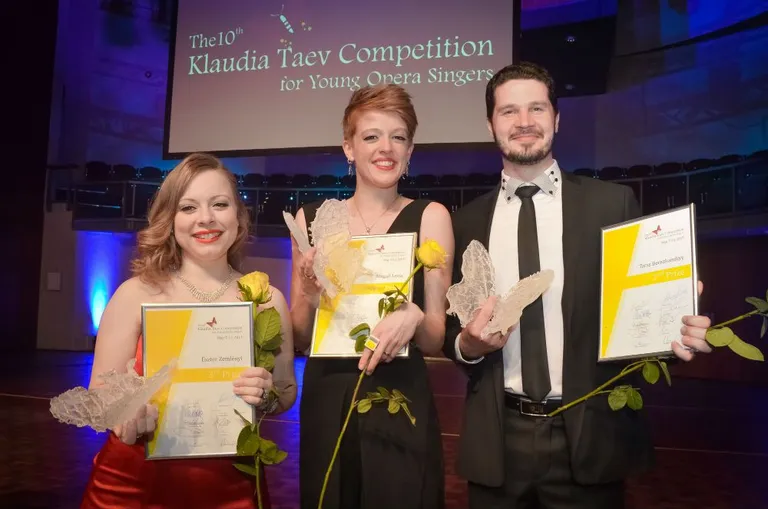 2017. aasta Klaudia Taevi nim Rahvusvahelise Noorte Ooperilauljate Konkursi parimaid: III preemia sopran Eszter Zemlény, I preemia sopran Abigail Levis, II preemia bass Taras Berezhanskyy.