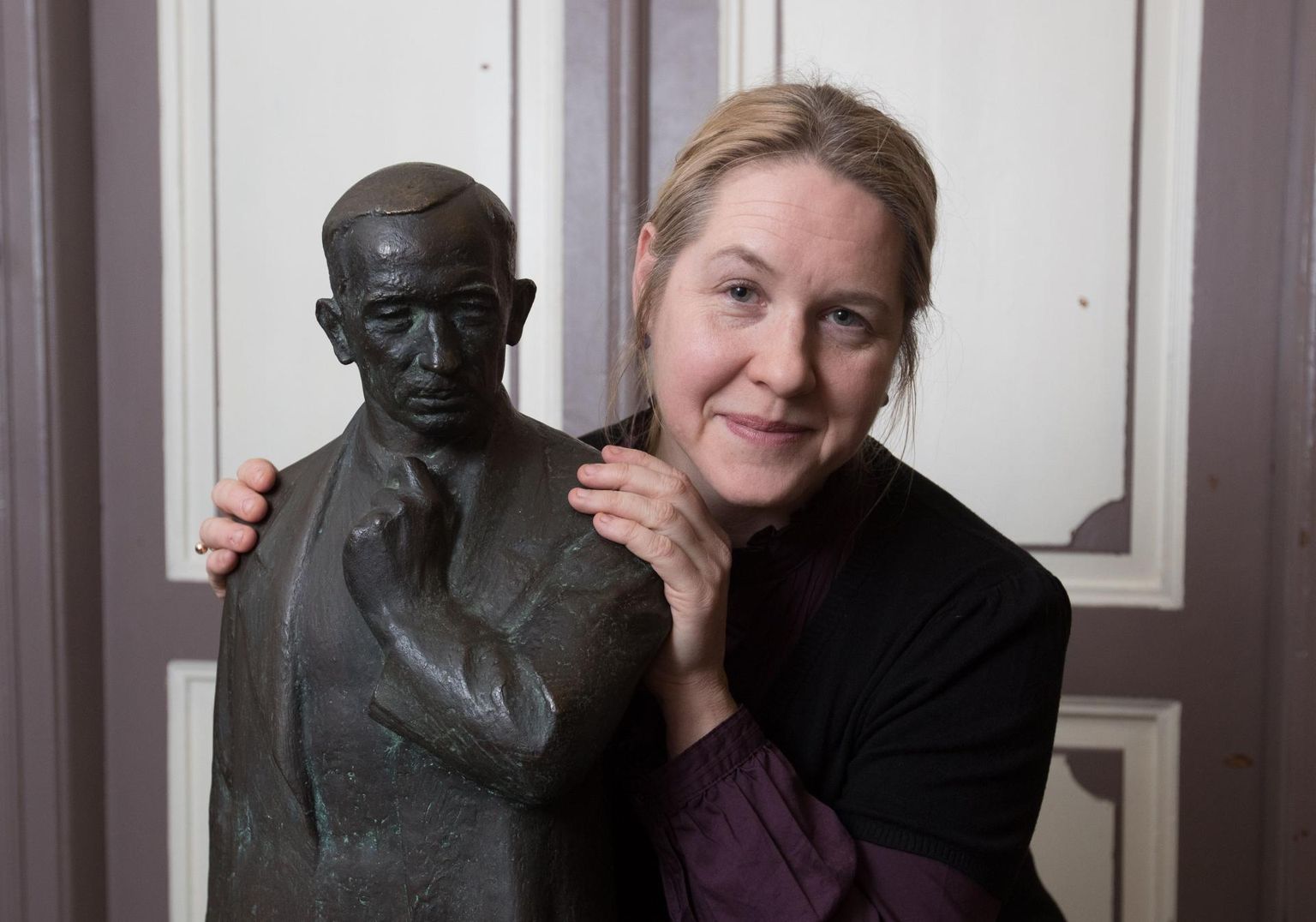 Maarja Vaino koos A. H. Tammsaare kujuga (skulptor Arseni Mölder) Tallinna Kirjanduskeskuses