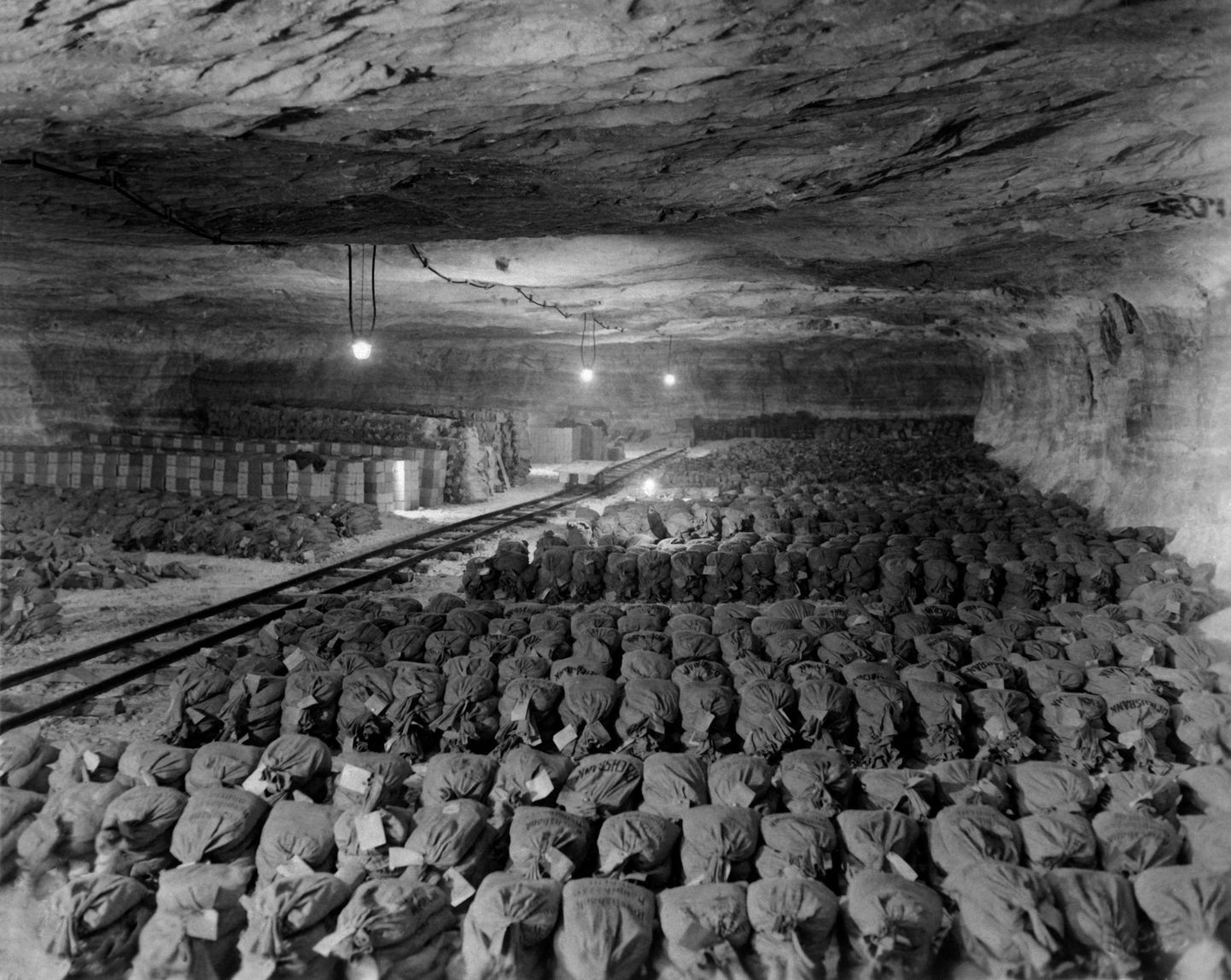 Liitlaste leitud maalid, kuld ja muu, mille natsid erinevatest paikadest ja inimestelt röövisid, Saksamaal Merkersi soolakaevandusse peidetuna. Foto on tehtud aprillis 1945