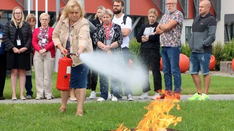 PÄEVA PILT ⟩ Õpetajad õppisid tuld kustutama