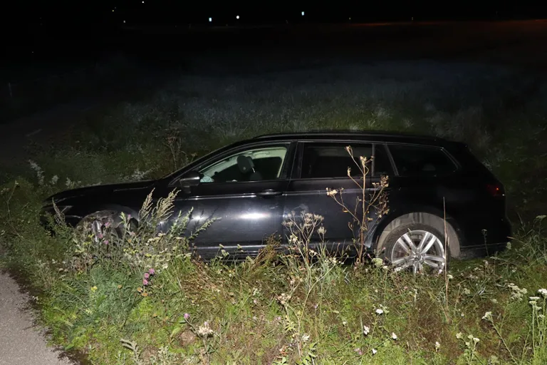 Üle ringiristmiku sõitnud auto teekond lõppes sügavas kraavis.