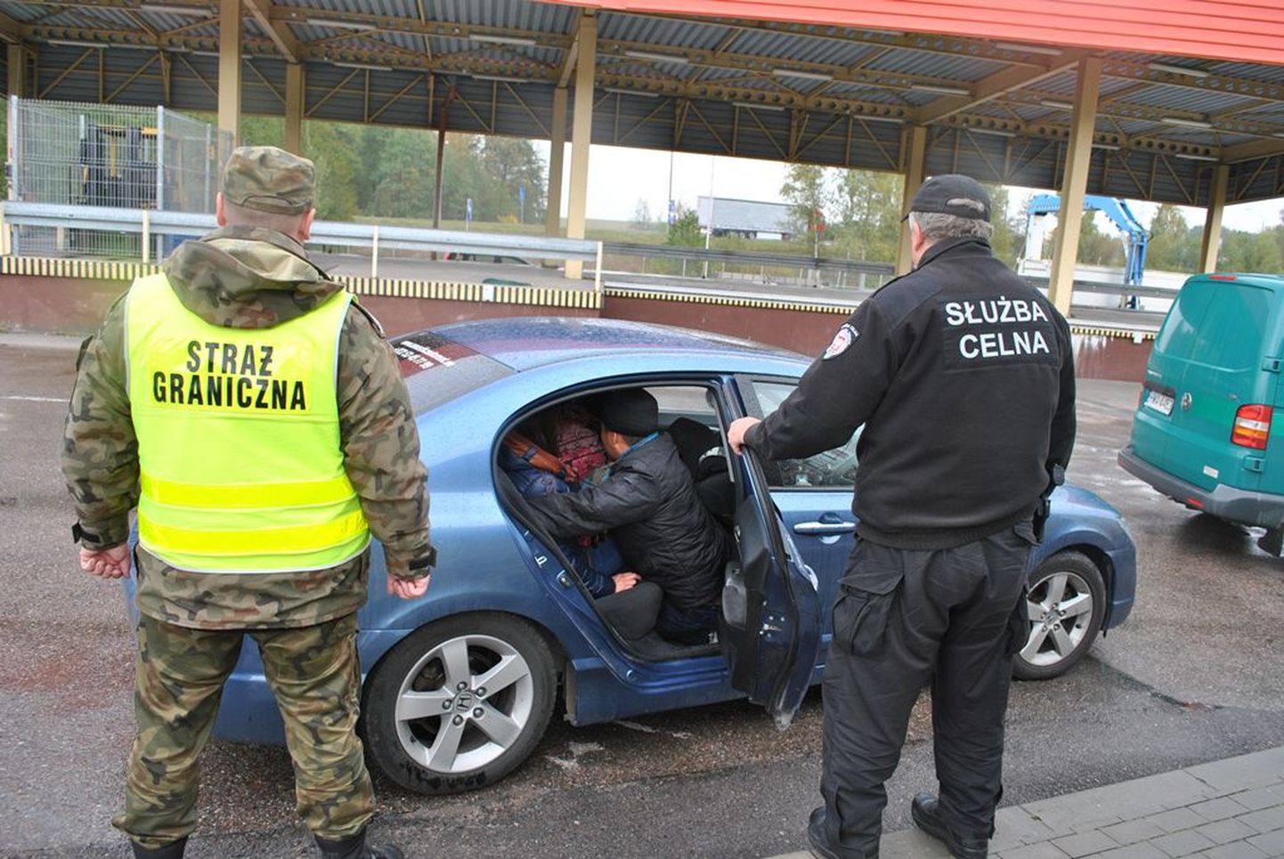 Poola piirivalvurid ja tollitöötajad tabasid kolmapäeval ühisoperatsiooni käigus Leedu-Poola piiril Eesti elaniku autost neli peidetud Vietnami kodanikku.