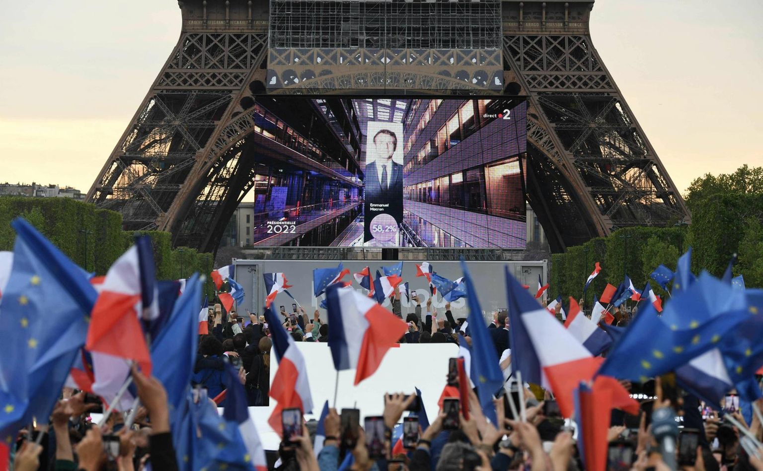 Emmanuel Macroni toetajad tähistamas presidendi tagasivalimist Pariisis Eiffeli torni juures. Macron pidas eile õhtul seal oma võidukõne.